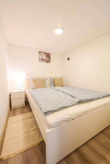 1 Bedroom Flat In Nyar Str., Central Budapeste Exterior foto