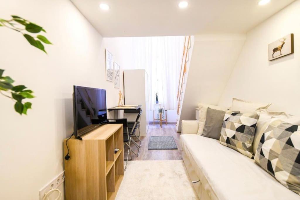 1 Bedroom Flat In Nyar Str., Central Budapeste Exterior foto